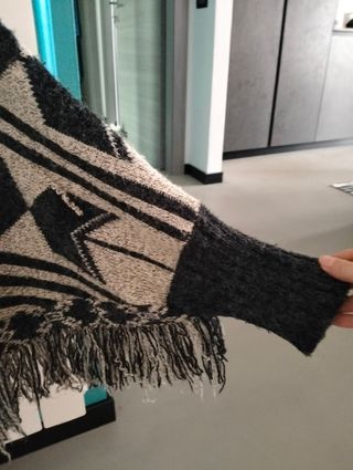 Poncho con maniche e frange