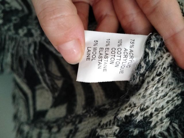 Poncho con maniche e frange