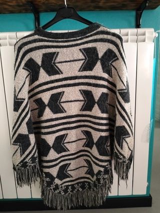 Poncho con maniche e frange