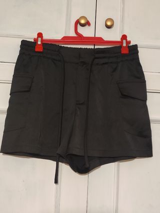 Short fluido negro de Zara