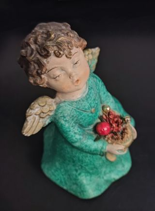 Figura de ángel de cerámica.