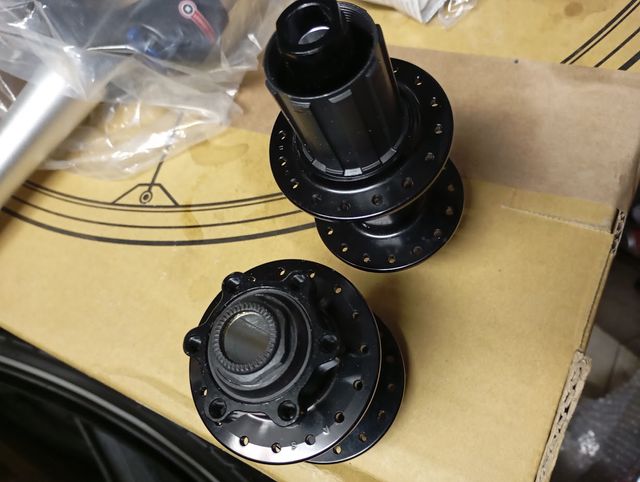 coppia mozzi non boost mtb 15x100 12x142 32 fori