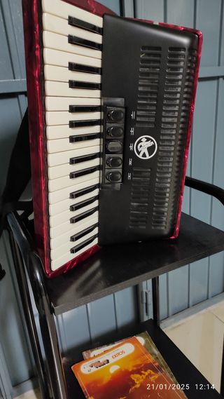 Acordeón HONNER Bravo III 72