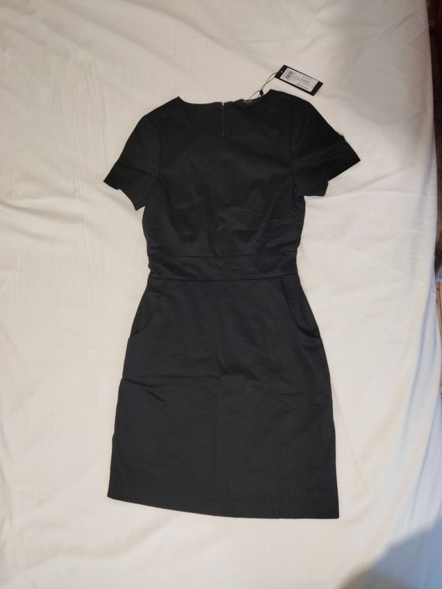 Vestido negro mini, manga corta
