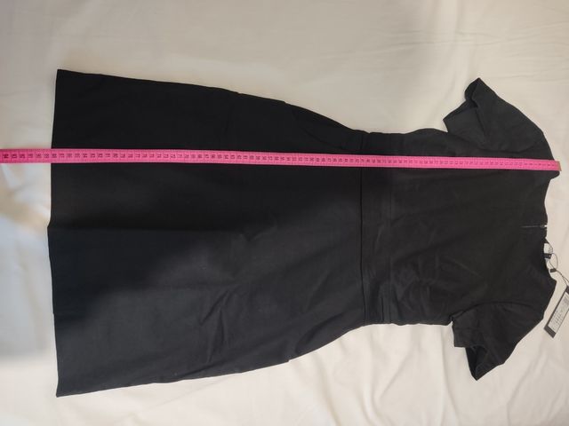 Vestido negro mini, manga corta