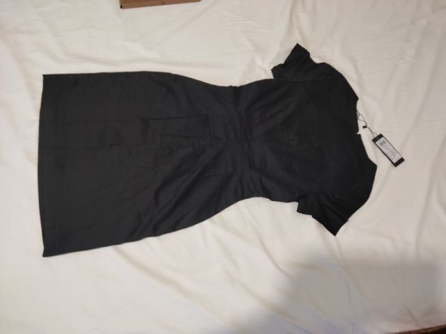 Vestido negro mini, manga corta