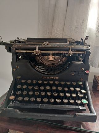Maquina de escribir antigua