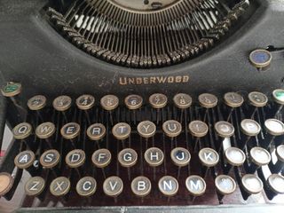 Maquina de escribir antigua