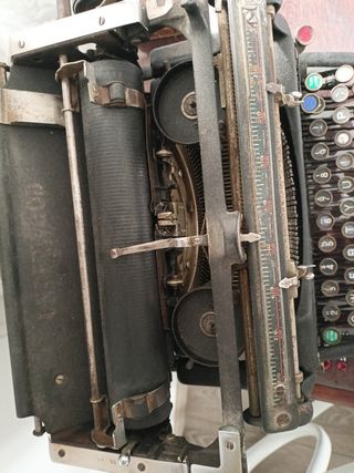 Maquina de escribir antigua