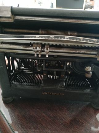 Maquina de escribir antigua