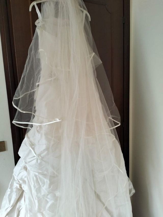 Abito da sposa Linea Raffaelli e velo