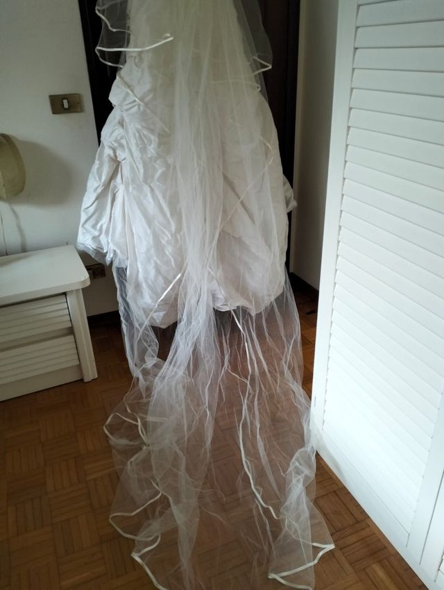 Abito da sposa Linea Raffaelli e velo