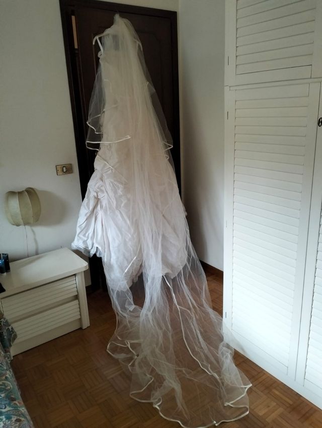 Abito da sposa Linea Raffaelli e velo