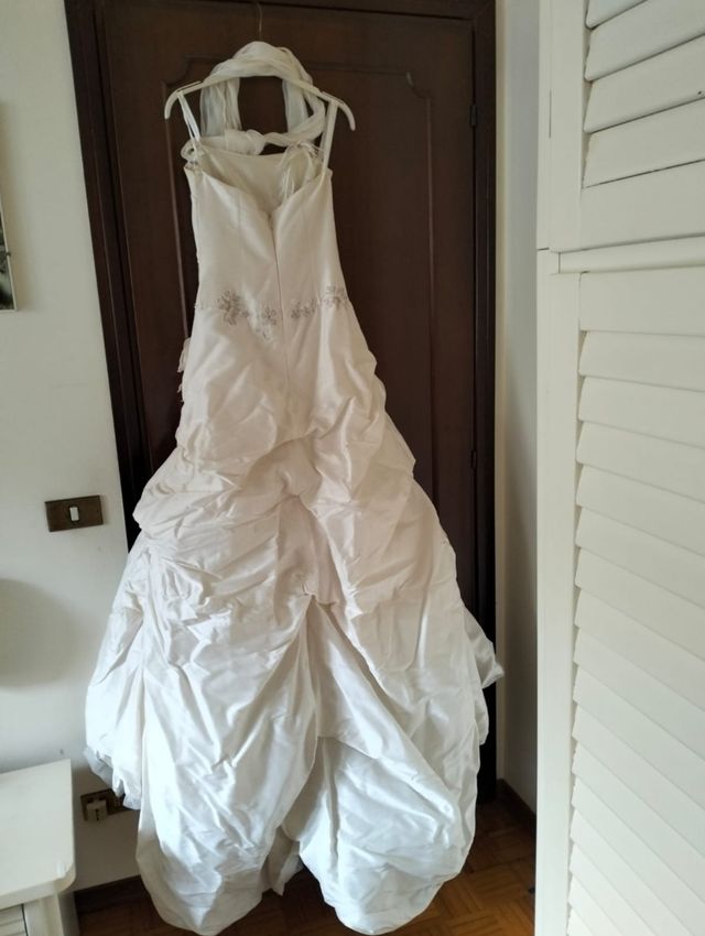Abito da sposa Linea Raffaelli e velo