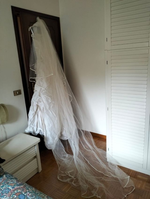 Abito da sposa Linea Raffaelli e velo