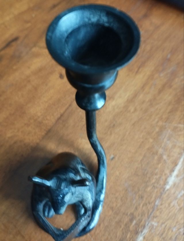 Porta candela "topo che legge"metallo.