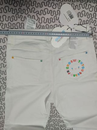 Guess con etiqueta pantalón FRIENDSWITHYOU