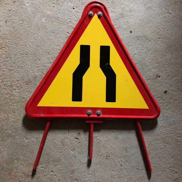 SEÑAL trafico indica obras estrechamiento calzada