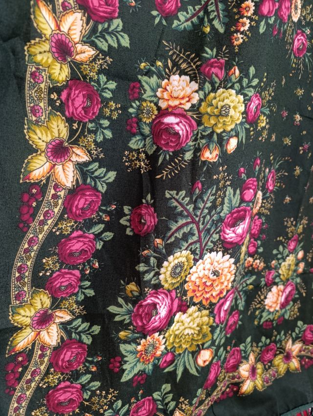 Elegante mantón verde folclore  con lana