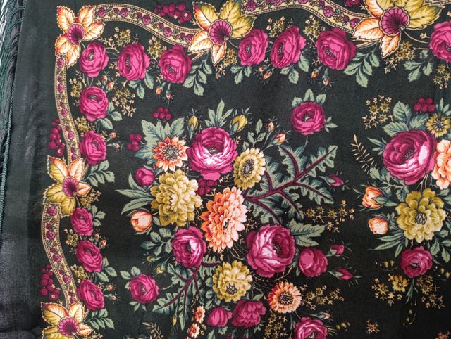 Elegante mantón verde folclore  con lana