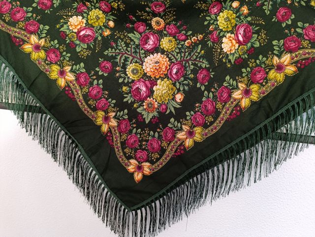 Elegante mantón verde folclore  con lana