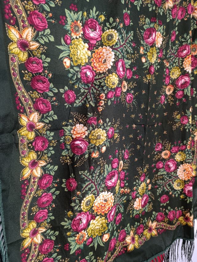 Elegante mantón verde folclore  con lana
