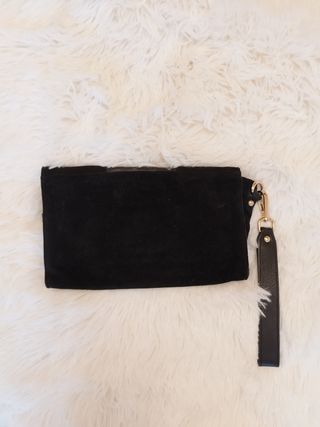 Bolsito de mano negro.