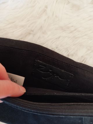 Bolsito de mano negro.