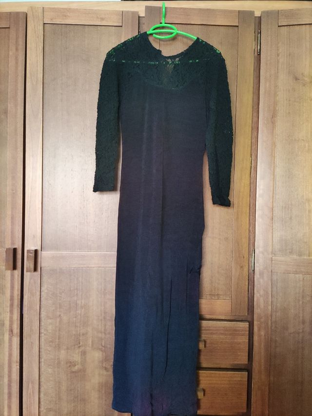 Vestido negro largo con mangas