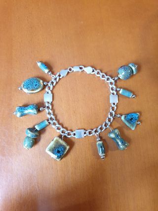 Pulsera de plata y abalorios