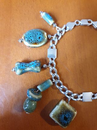 Pulsera de plata y abalorios