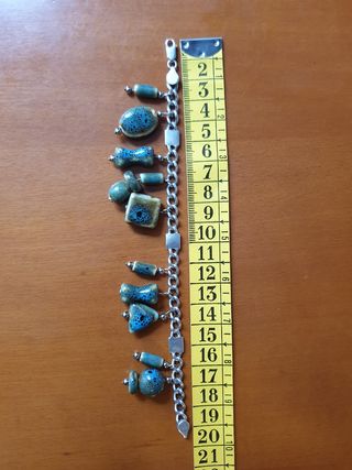 Pulsera de plata y abalorios