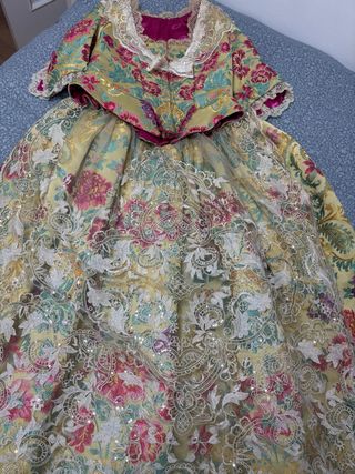 Traje de fallera con manteletas incluidas