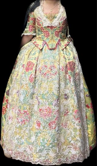 Traje de fallera con manteletas incluidas
