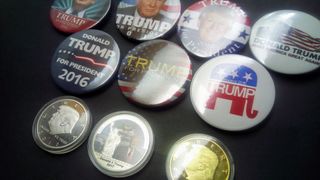 coleccion chapas y gorras Trump
