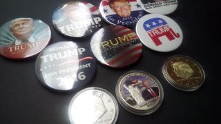 coleccion chapas y gorras Trump