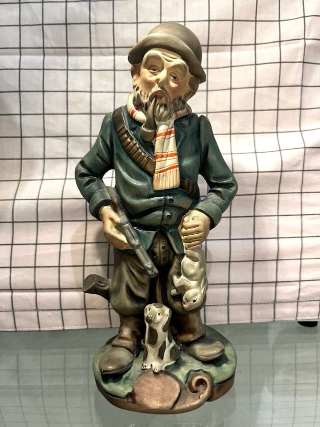 Figurita porcelana cazador