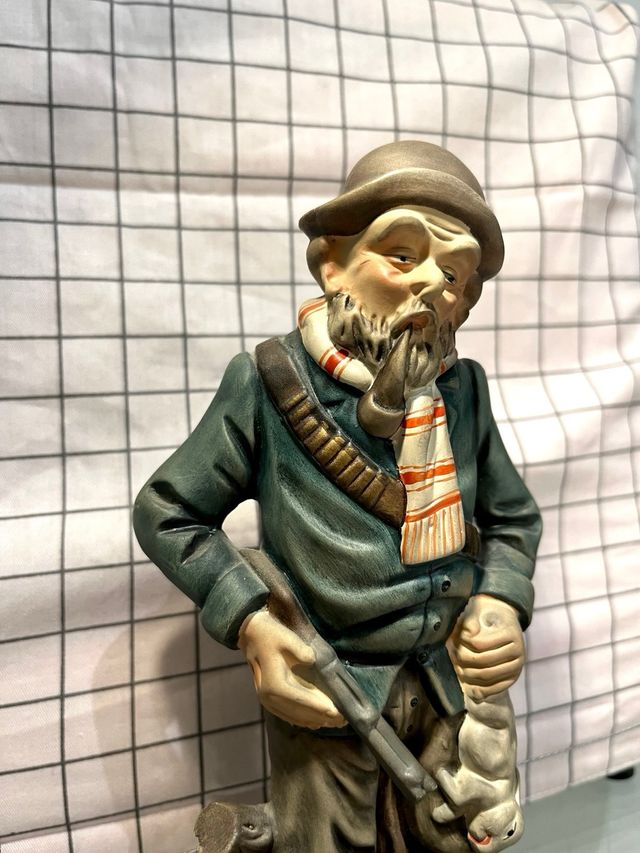Figurita porcelana cazador