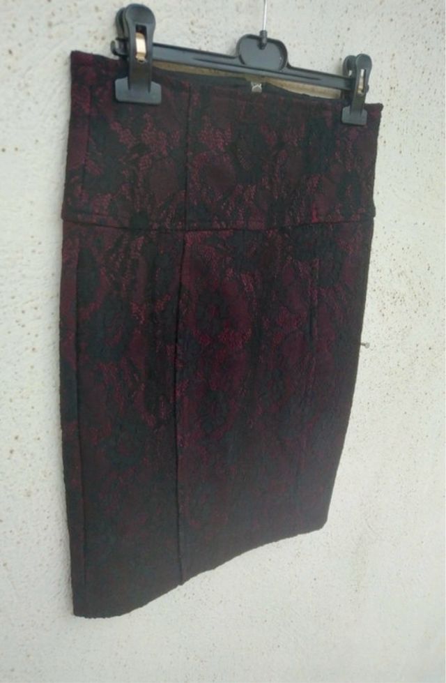 Gonna rossa con pizzo nero