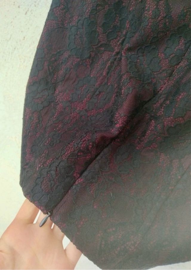 Gonna rossa con pizzo nero