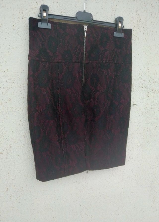 Gonna rossa con pizzo nero