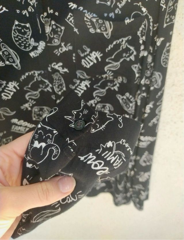 Camicia con decorazione di gatti
