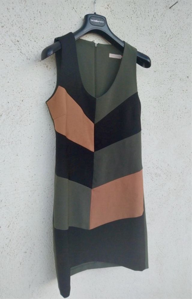 Vestito verde militare e beige elegante