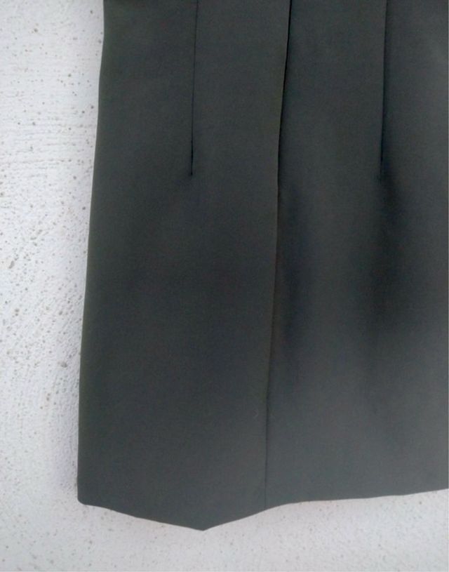 Vestito verde militare e beige elegante