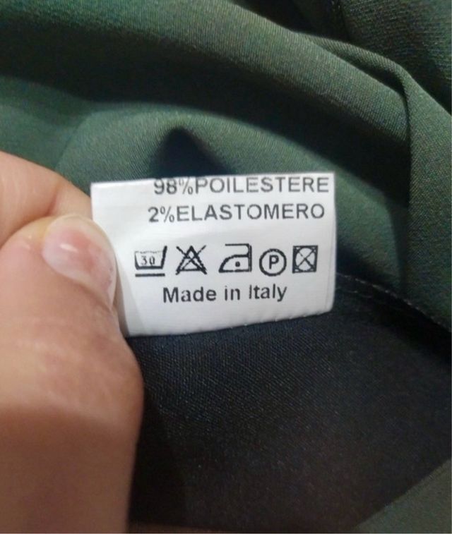 Vestito verde militare e beige elegante