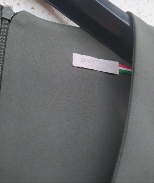 Vestito verde militare e beige elegante