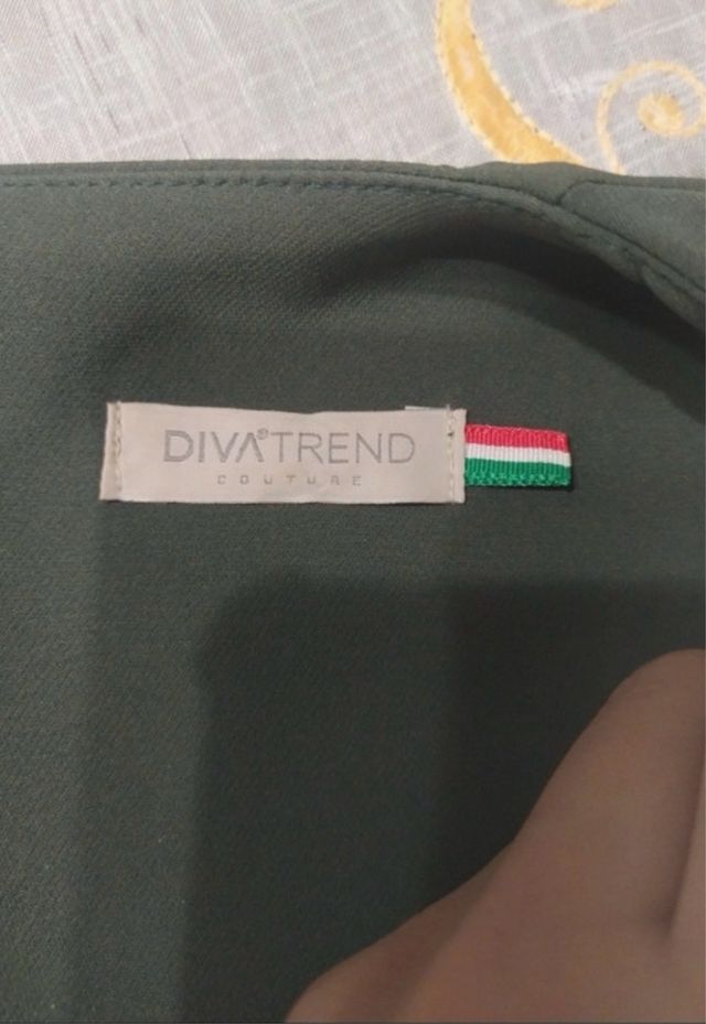 Vestito verde militare e beige elegante
