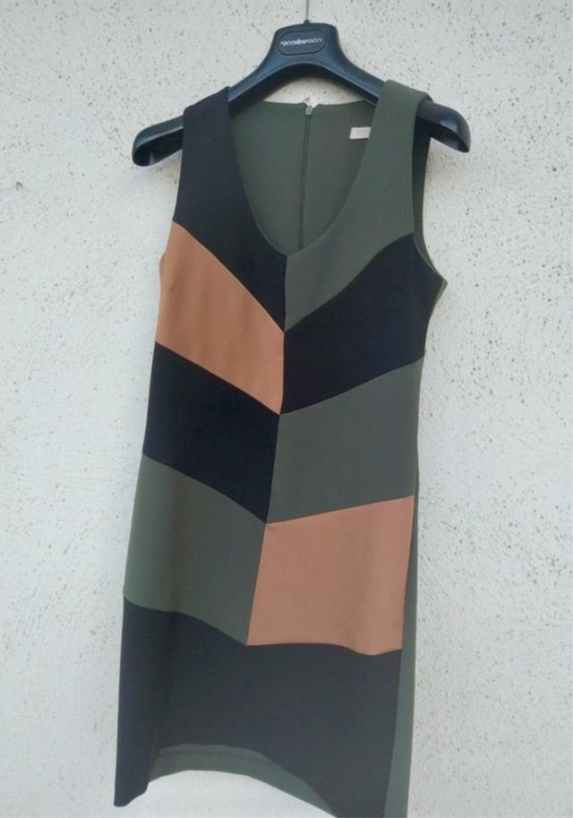 Vestito verde militare e beige elegante