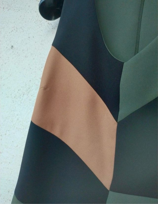 Vestito verde militare e beige elegante