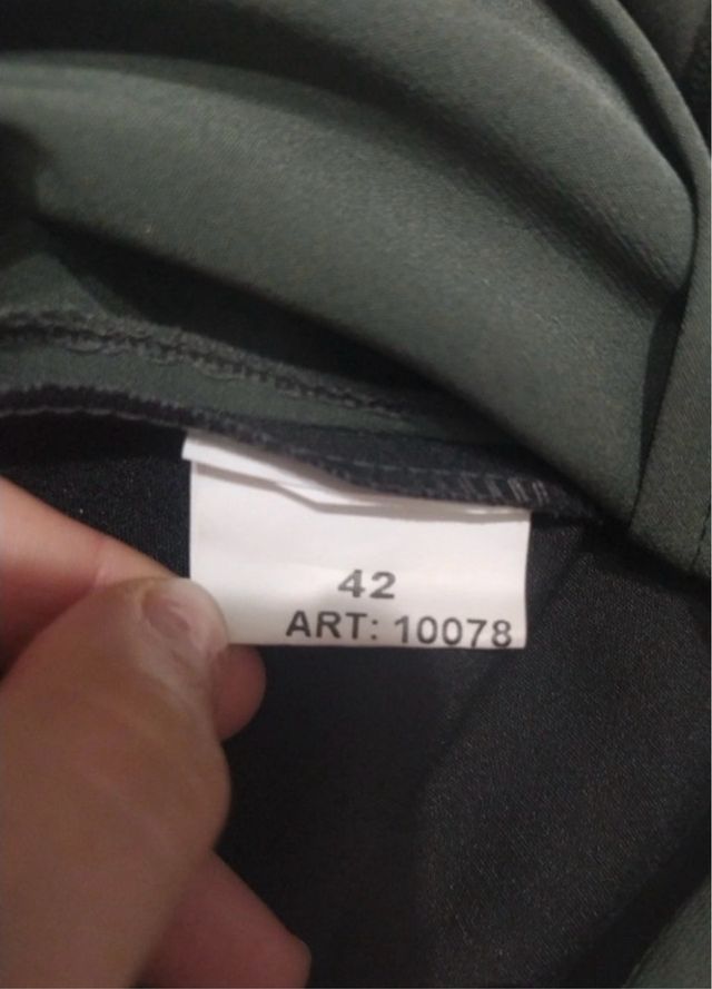 Vestito verde militare e beige elegante